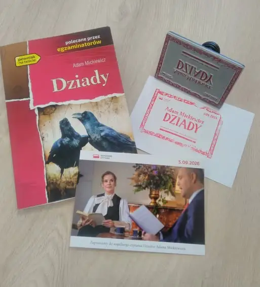 Biblioteka otrzymała pamiątkową pieczęć Narodowego Czytania