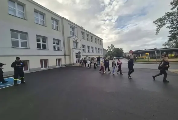 Ćwiczenia ewakuacyjne w Szkole Podstawowej w Chodczu – strażacy, policja i uczniowie w akcji