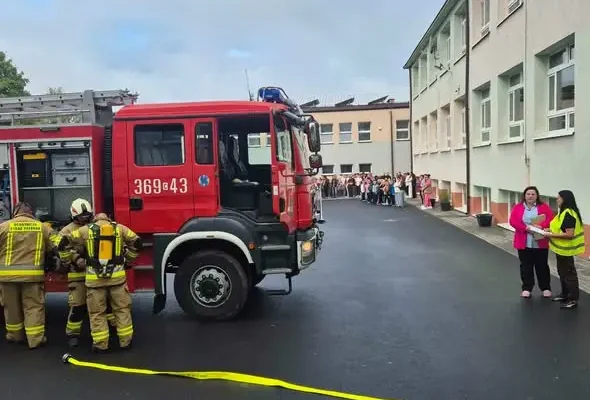 Chodecz: Ćwiczenia ewakuacyjne w szkole z udziałem strażaków OSP