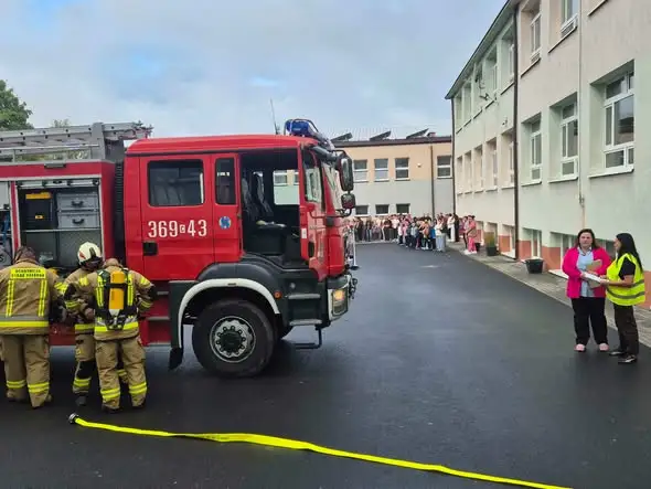Chodecz: Ćwiczenia ewakuacyjne w szkole z udziałem strażaków OSP