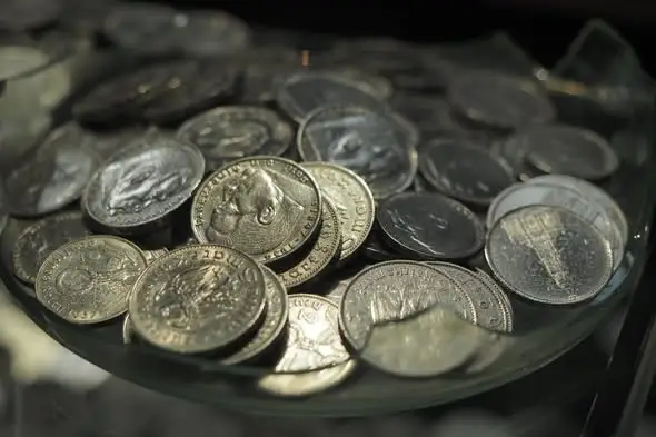 Skarb z ul. Królewieckiej: 532 srebrne monety trafiły na wystawę we Włocławku