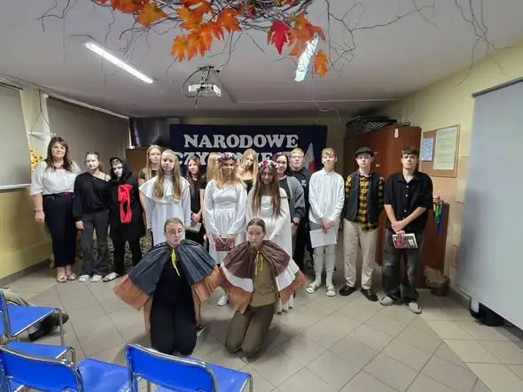 Narodowe Czytanie w szkole: uczniowie i dyrektor wspólnie interpretowali „Dziady”