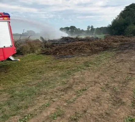 Pożar pogorzeliska w Sarnowie — akcja strażaków z OSP