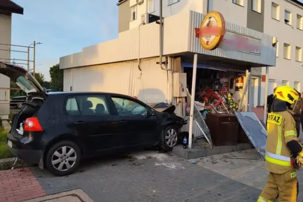 Wypadek w Lubieniu Kujawskim. Auto wjechało w budynek, jedna osoba ranna