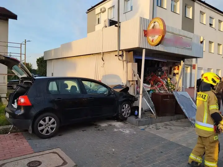 Wypadek w Lubieniu Kujawskim. Auto wjechało w budynek, jedna osoba ranna