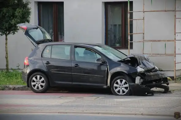 Lubień Kujawski: Auto uderzyło w sklep. Ranny pasażer trafił do szpitala