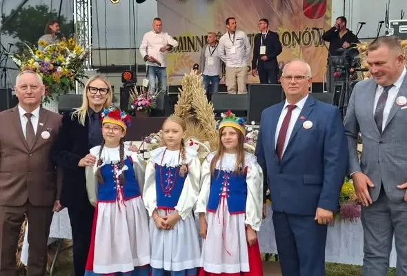 Młode wokalistki z Lubrańca zachwyciły na Dożynkach Gminnych w Siemnówku