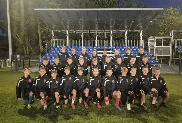 Nowe kurtki przeciwdeszczowe dla młodych piłkarzy MGKS Lubraniec
