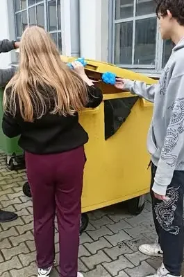 Uczniowie posprzątali teren wokół szkoły w ramach 33. Akcji Sprzątanie świata