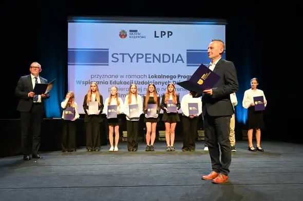 75 uczniów z gminy Brześć Kujawski otrzymało stypendia Burmistrza