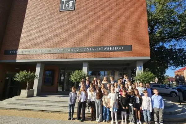 Uczniowie z Baruchowa w teatrze we Włocławku – spektakl o uzależnieniu od technologii
