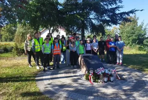 Rajd rowerowy uczniów z Chocenia śladami lokalnej historii