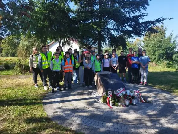 Rajd rowerowy uczniów z Chocenia śladami lokalnej historii