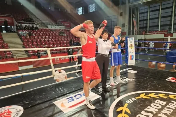 Mistrzostwa Polski Juniorów w Ostrowcu Świętokrzyskim – Kacper Wiśniewski wygrywa pierwszy pojedynek