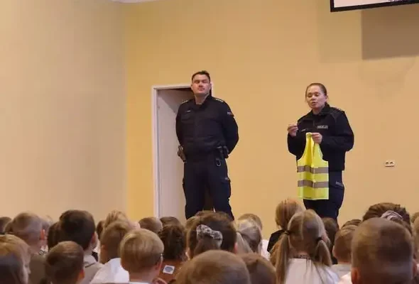 Policjanci z Chodcza uczyli dzieci bezpieczeństwa na drodze