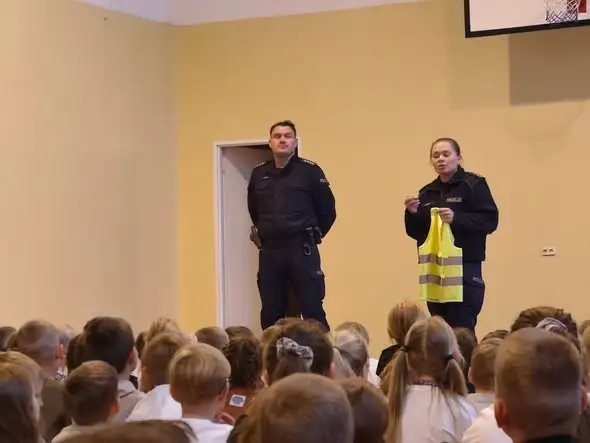 Policjanci z Chodcza uczyli dzieci bezpieczeństwa na drodze