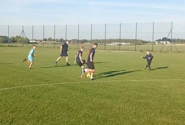 Dzień Chłopaka w klasie 6a: mecz z ojcami, ognisko i wspólna zabawa