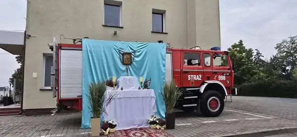 Druhowie OSP z Izbicy Kujawskiej zabezpieczali procesję odpustową