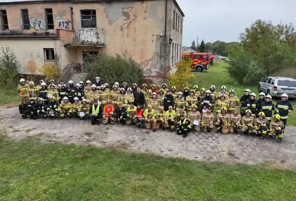 Ćwiczenia strażackie „Chaos w szkole” w Lutoborzu — ogień, dym i 300 stopni w pomieszczeniach