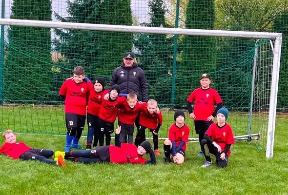Młodzi piłkarze GKS Łokietek Brześć Kujawski kontynuują zmagania w programie „Od Pasji do Futbolu”