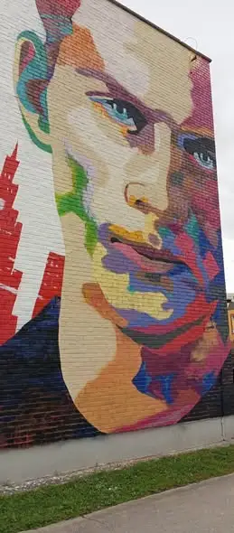 Mural Krzysztofa Kamila Baczyńskiego ozdobił ścianę „Baczyna” we Włocławku