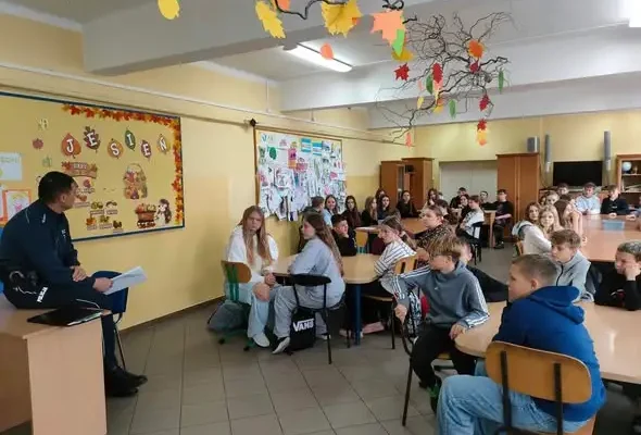 Policjant w szkole ostrzegał: żarty o ataku w sieci to przestępstwo
