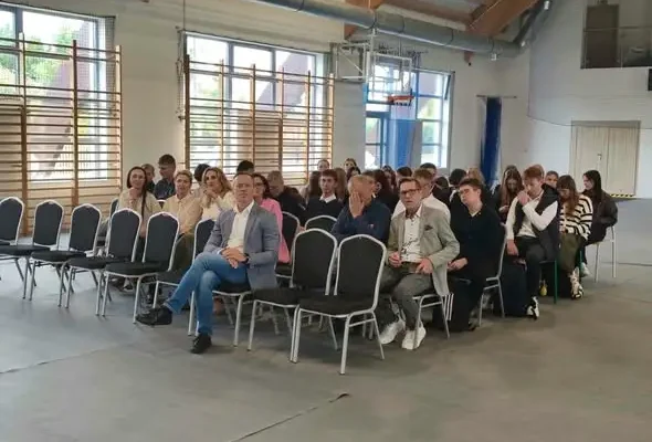 Dzień Edukacji Narodowej w szkole – akademia, podziękowania i upominki