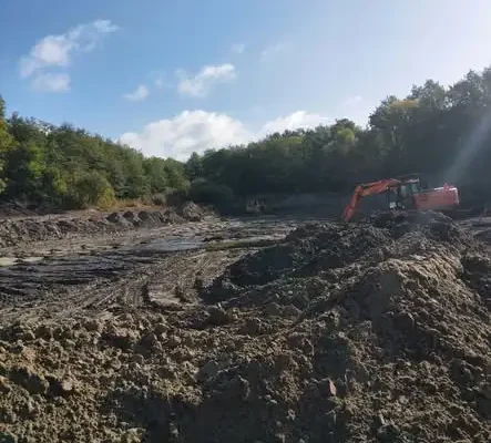 Choceń: trwa budowa zbiornika retencyjnego w lesie