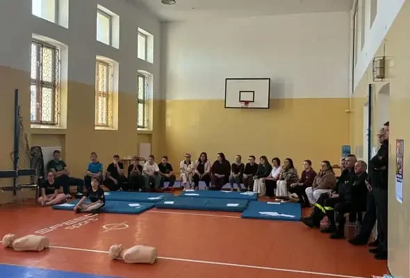 Chodecz: uczniowie i służby razem bili rekord w pierwszej pomocy