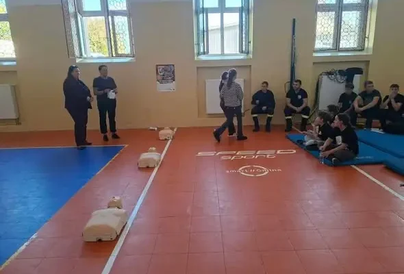Chodecz: strażacy z OSP uczyli ratować życie w akcji „Bijemy Rekord Pierwszej Pomocy”