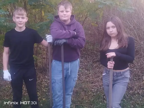 Wolontariusze SKW Caritas porządkowali groby w Świątkowicach