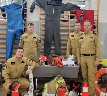 Strażacy z Włocławka na I Festiwalu Zawodów w Szkole Podstawowej nr 2