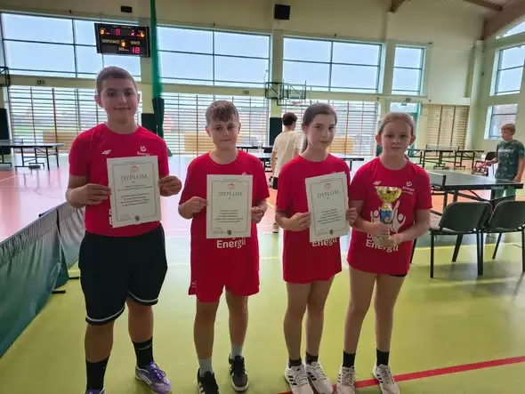Tenis stołowy: uczniowie z Choceńia z medalami i awansami w powiecie