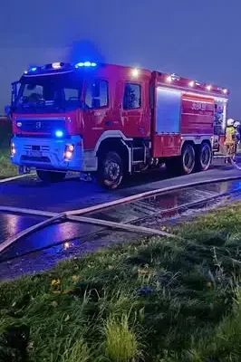 Pożar świetlicy wiejskiej w Woli Sosnowej – akcja strażaków trwa