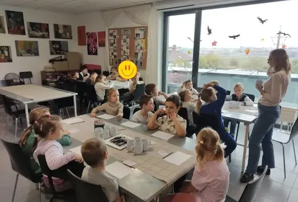 Pierwszoklasiści z Brześcia Kujawskiego tworzyli kubeczki na warsztatach plastycznych