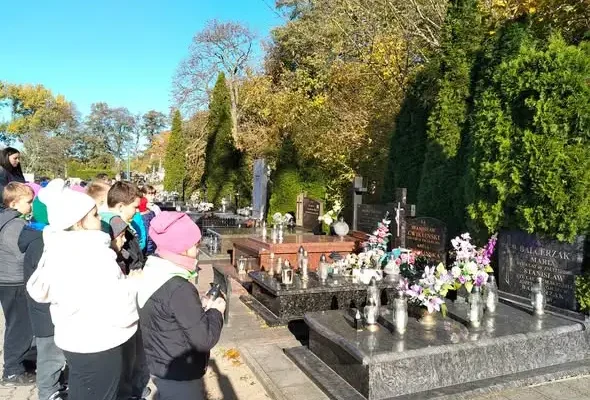 Klasa 2c na jesiennej wycieczce: hołd dla żołnierzy i lekcja przyrody