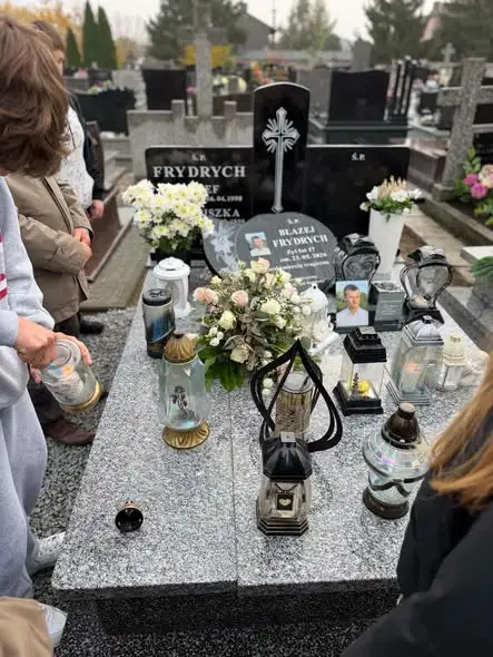 Młodzież z Kowala odwiedziła groby bliskich i szkolnych patronów