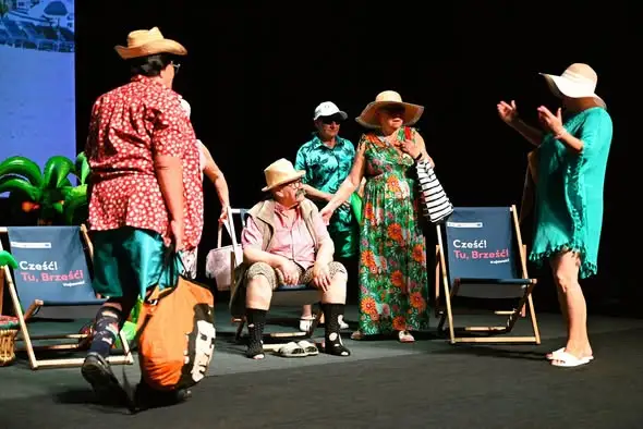 Seniorzy z Klubu Senior+ „Młodzi Duchem” zachwycili publiczność spektaklem „Last minute – Wakacje w Miami”