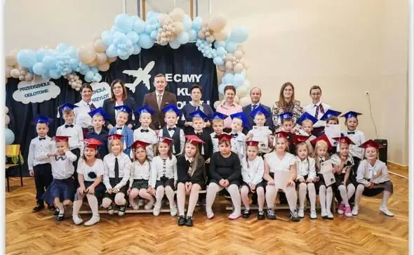 Ślubowanie pierwszoklasistów w Baruchowie – szkoła zamieniła się w lotnisko