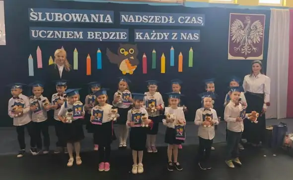 Pierwszoklasiści z gminy Chocen oficjalnie uczniami – ślubowanie i pasowanie