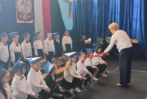 Pierwszaki zdały egzamin na ucznia – wyjątkowe ślubowanie klas pierwszych