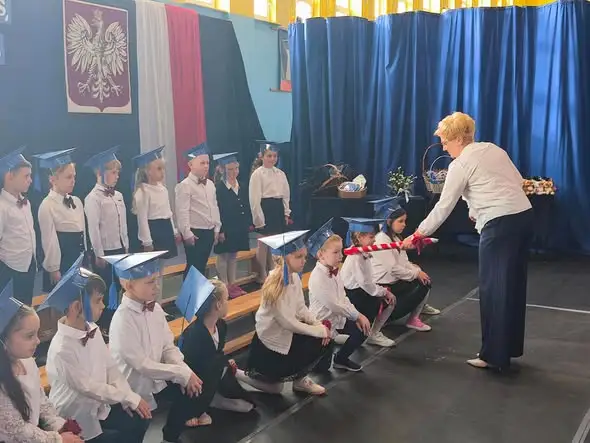 Pierwszaki zdały egzamin na ucznia – wyjątkowe ślubowanie klas pierwszych