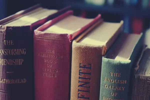 Nauczycielki z powiatu słupczego na promocji „Almanachu’25” w bibliotece