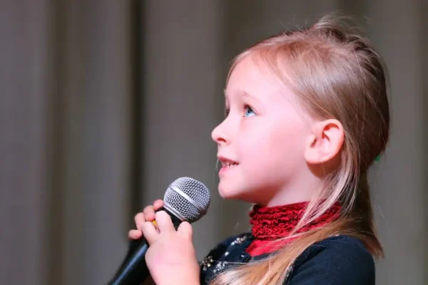 Klaudia Brzezińska z klasy 3 wyśpiewała pierwsze miejsce w konkursie „Mikrofon dla malucha”
