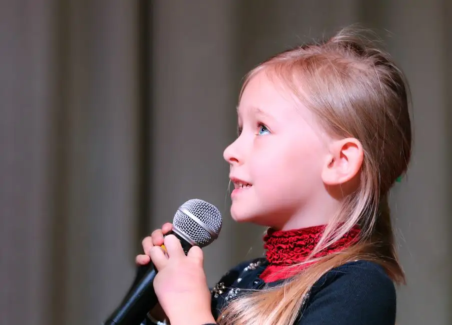 Klaudia Brzezińska z klasy 3 wyśpiewała pierwsze miejsce w konkursie „Mikrofon dla malucha”