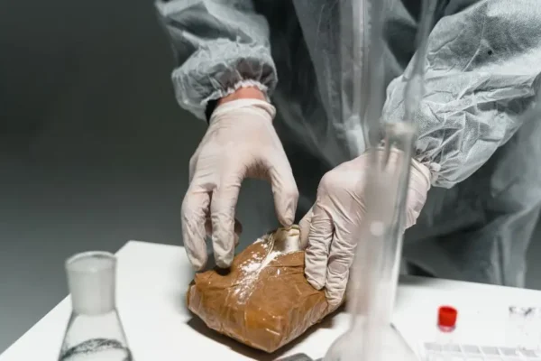 Kujawsko-pomorskie: policja rozbiła laboratorium narkotykowe. Zabezpieczono blisko 2000 litrów 3CMC