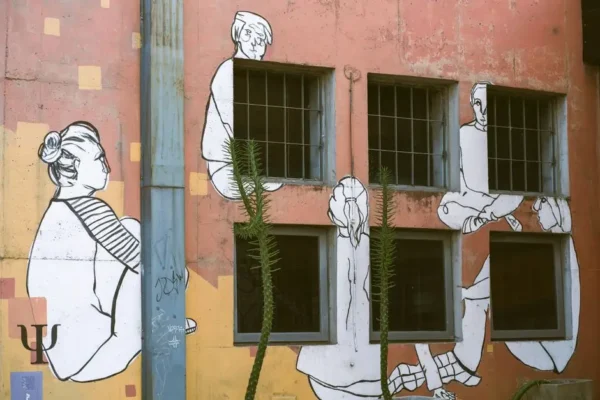 Mural Krzysztofa Kamila Baczyńskiego powstaje na ścianie hali Zespołu Szkół nr 4 we Włocławku