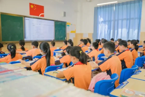 Pasowanie na ucznia: pierwszoklasiści oficjalnie przyjęci do szkolnej społeczności